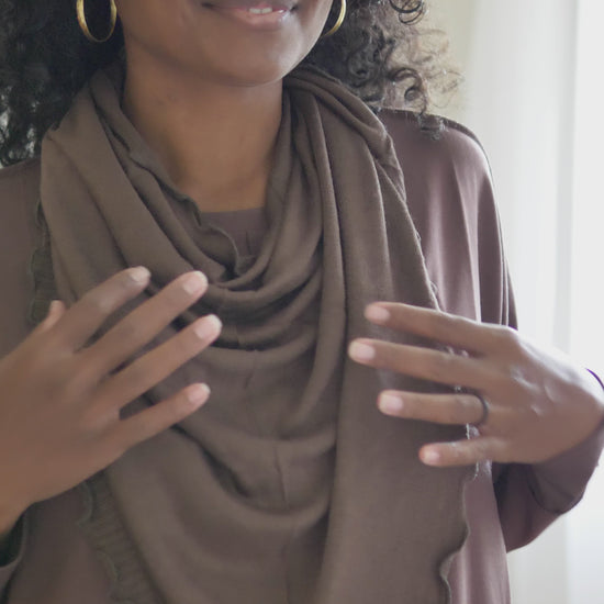 @melanesian.mumma in lou lou australia bamboo top and cashmere scarf