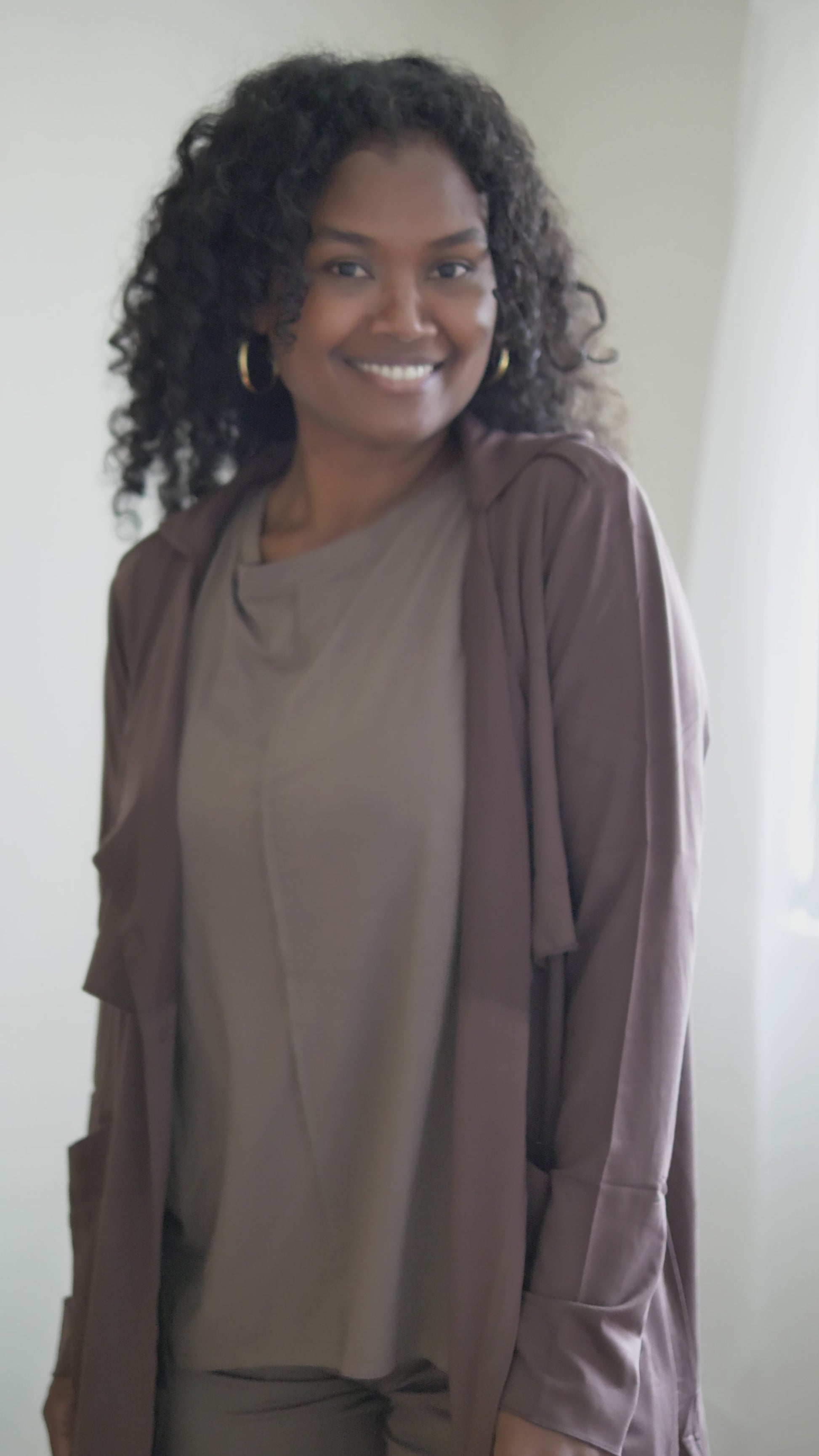 @melanesian.mumma in lou lou australia brown bamboo jogger pant and long sleeve bamboo top and trench coat